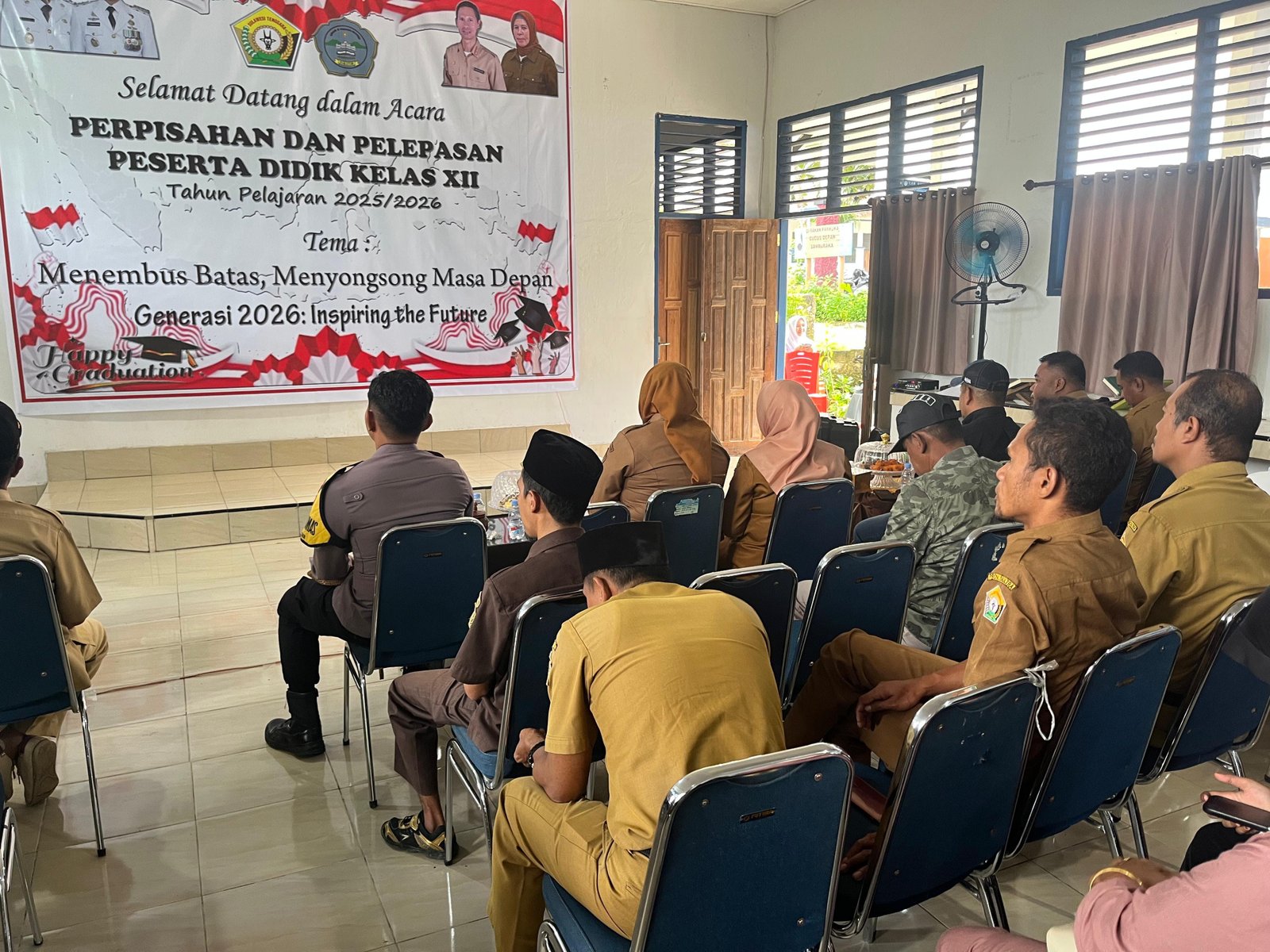 Bhabinkamtibmas Desa Posalu Hadiri Perpisahan Siswa SMAN 5 Wangi-Wangi, Sampaikan Pesan Kamtibmas