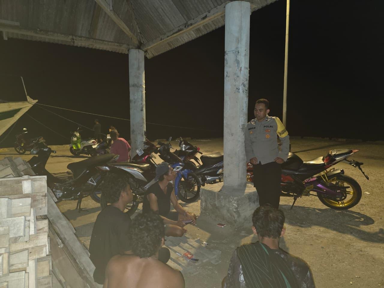 Bhabinkamtibmas Polres Wakatobi Intensifkan Patroli Dialogis di Kelurahan Onemay