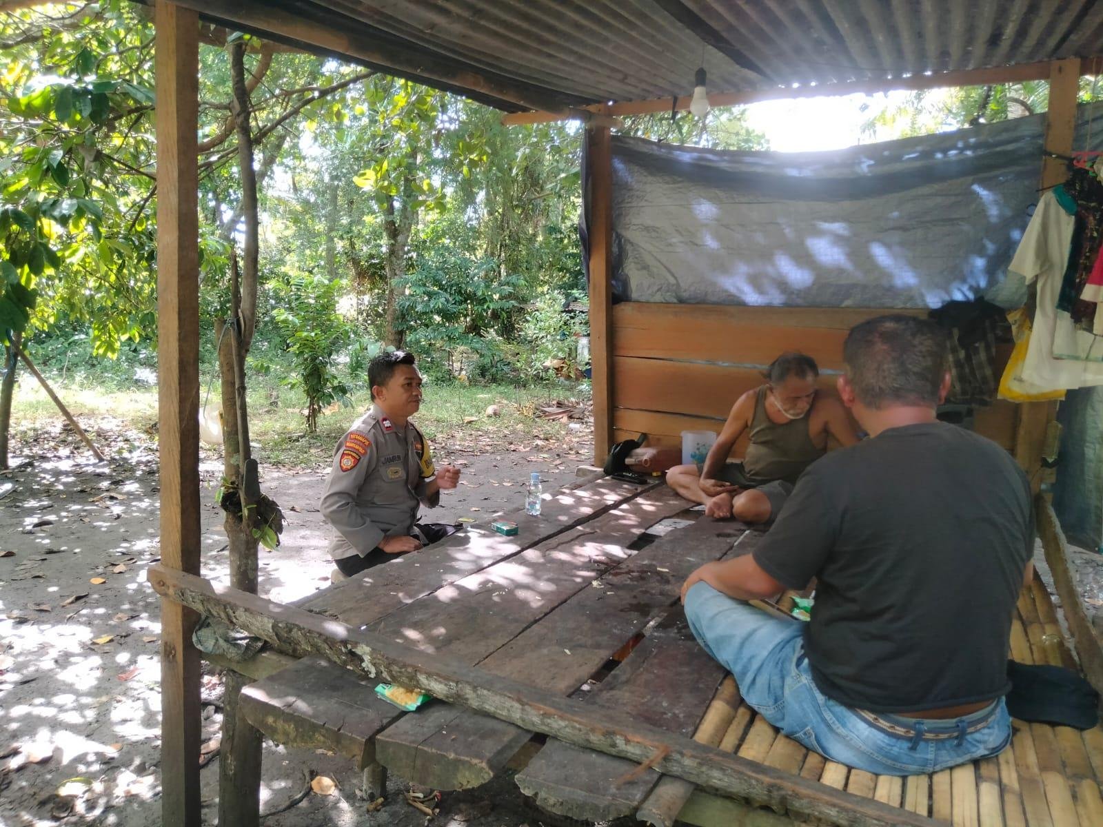 Bhabinkamtibmas Desa Longa Gencarkan Patroli Dialogis, Tekankan Keselamatan dan Pencegahan Miras