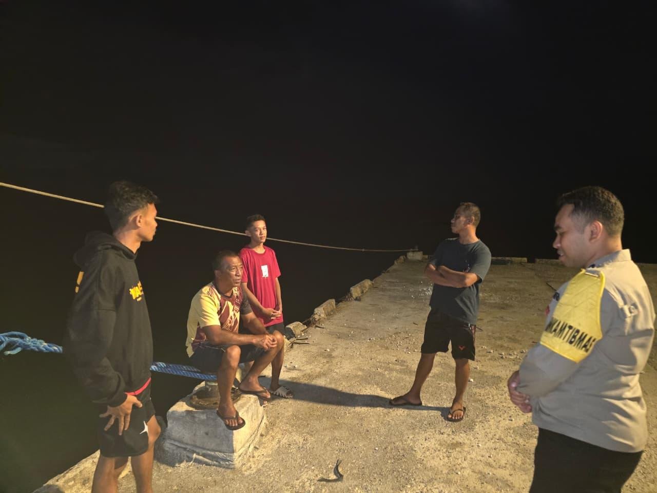 Bhabinkamtibmas Kelurahan Onemay Gelar Patroli Dialogis Malam Hari, Ajak Warga Tingkatkan Kepedulian Kamtibmas