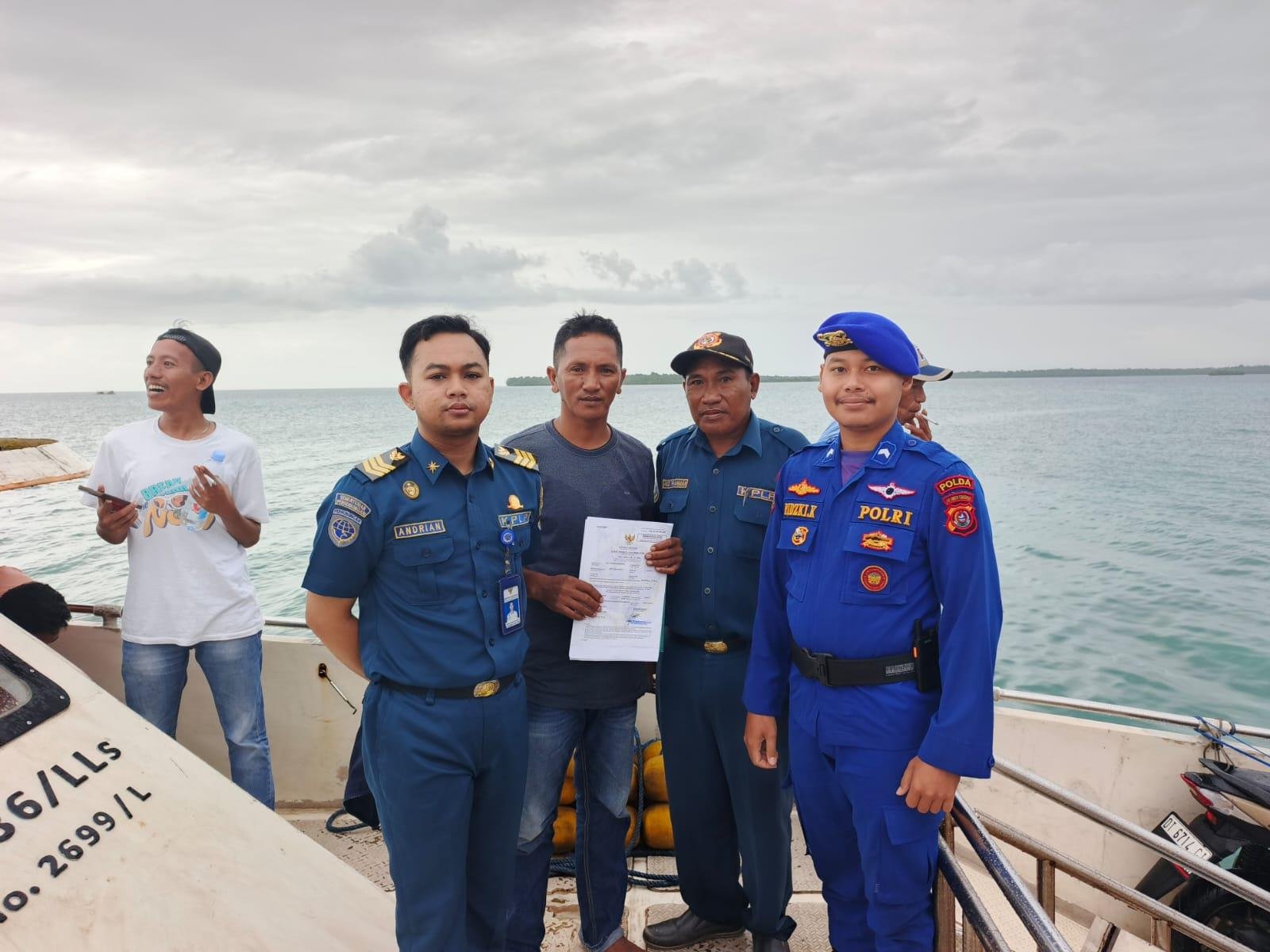 Satpolairud Polres Wakatobi Amankan Keberangkatan Dua Kapal Penumpang di Pelabuhan Patinggu
