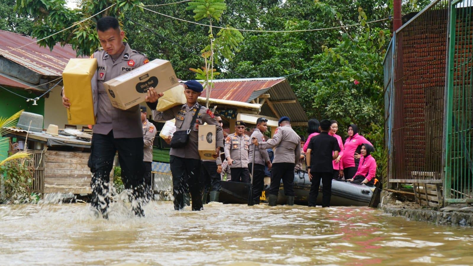 Bhayangkari Sultra Salurkan 150 Paket Bantuan untuk Korban Banjir di Bantaran Kali Wanggu