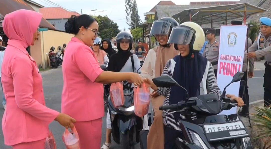 Bhayangkari Cabang Wakatobi Bagikan Menu Takjil untuk Pengendara dan Pejalan Kaki di Bulan Ramadhan