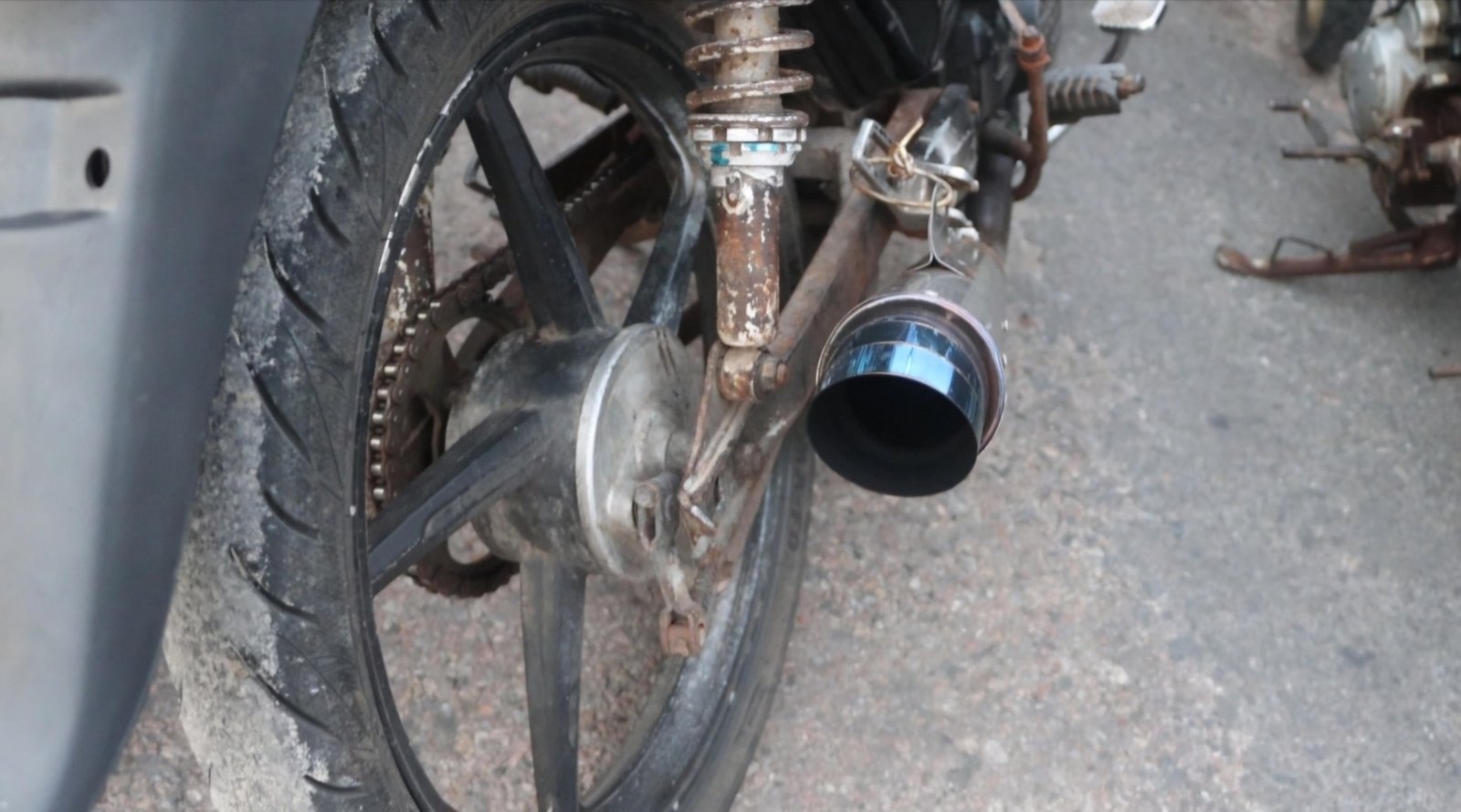 Polres Wakatobi Tertibkan Knalpot Brong di Kawasan Marina Wanci, Delapan Motor Diamankan