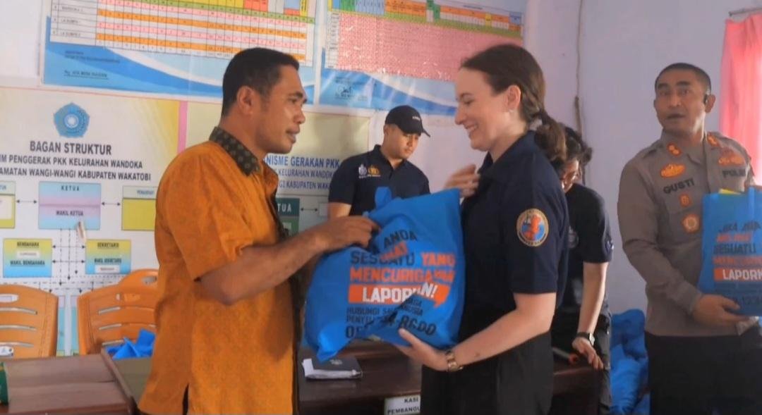 Polri dan AFP Salurkan Bantuan Sosial di Wakatobi, Perkuat Sinergi Kemanusiaan dan Keamanan